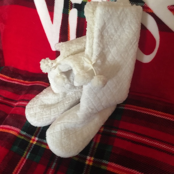 New Soft & Cozy Slippers ~ Size Large - Picture 6 of 6